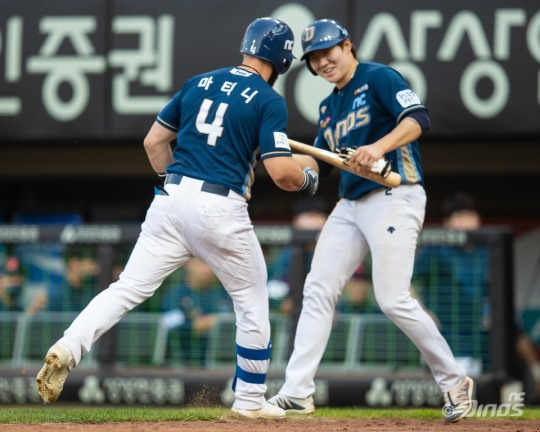 21일 광주 원정경기에서 3회 2점홈런을 날린 마티니를 1루 주자였던 박민우가 홈에서 맞이하고 있다.[NC 다이노스 제공]