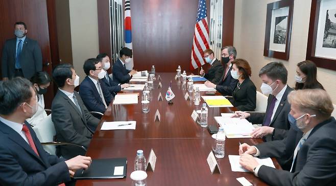 이창양 산업통상자원부 장관(왼쪽 가운데)이 21일 서울 용산구 하얏트호텔 비즈니스룸에서 지나 레이몬도(Gina Raimondo) 미국 상부무 장관과 회담을 하고 있 있다./사진제공=산업통상자원부