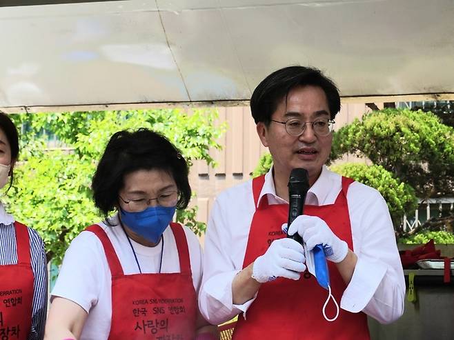 [의왕=뉴시스] 박상욱 기자 = 김동연 더불어민주당 경기도지사 후보와 배우자 정우영 여사가 21일 오후 경기 의왕시의 한 아파트단지에서 어르신들을 위한 짜장면나눔 봉사활동에 참여하고 있다. 2022.05.21. sw78@newsis.com *재판매 및 DB 금지