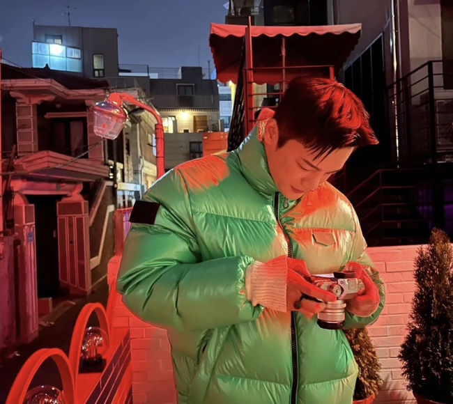 Singer and actor Seo In-guk attracted attention with fashion that did not fit the season.On the afternoon of the 21st, Seo In-guk posted a post on his instagram with several photos and camera emoticons.The Seo In-guk is seen in a light padding and taking a shot somewhere on camera.Recently, the stylish hairstyle that shorts the side by shooting pictures still makes me feel that it is not winter but season.Netizens wondered about the appearance of Seo In-guk, saying, I was cold because I was cold, I was cold at the end of May.On the other hand, Seo In-guk appeared in KBS2TV monthly drama Seo In-guk Instagram