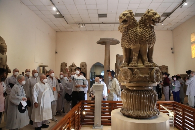 조계종 인도 성지순례단이 18일 사르나트 현지 박물관에서 초전법륜을 상징하는 ‘4 사자상’을 관람하고 있다. 조계종 제공