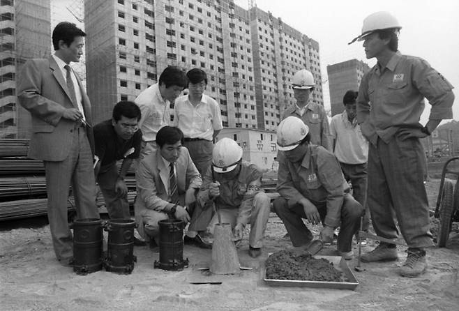 1991년 6월 정부 합동점검반이 경기 안양시 평촌신도시의 아파트 공사현장에서 콘크리트 강도 시험을 하고 있다.