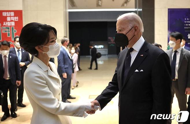 조 바이든 미국 대통령이 21일 오후 서울 용산구 국립중앙박물관에서 한미정상 환영만찬에 입장하기 전 윤석열 대통령 부인 김건희 여사와 인사를 나누고 있다. (대통령실 제공) 2022.5.21/뉴스1 © News1 안은나 기자