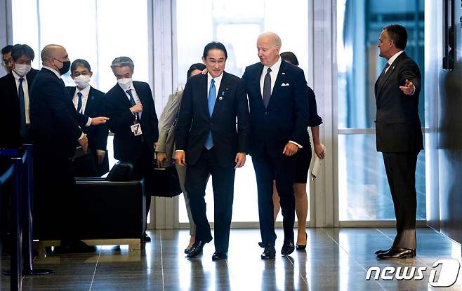 조 바이든 미국 대통령이 24일 (현지시간) 벨기에 브뤼셀에서 열린 러시아의 우크라이나 침공을 논의하는 G7 정상회의 중 기시다 후미오 일본 총리와 단체 사진을 촬영하러 가고 있다. © AFP=뉴스1 © News1 우동명 기자