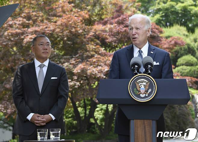 조 바이든 미국 대통령이 22일 오전 그랜드 하얏트 서울 호텔에서 정의선 현대차 회장과 환담을 가진 후 국내외 언론을 대상으로 스피치를 하고 있다. (현대자동차그룹 제공)2022.5.22/뉴스1