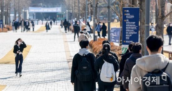 2일 서울 서대문구 연세대학교에서 새학기를 맞아 개강한 학생들이 발걸음을 옮기고 있다./강진형 기자aymsdream@