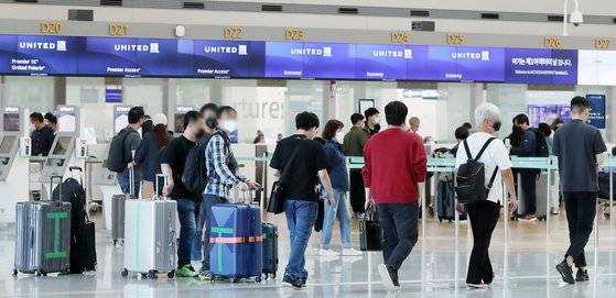 정부의 방역 완화에 따라 해외여행에 대한 기대감이 커지면서 항공업계가 일제히 국제선 노선을 확대하고 있다.  정부는 오는 23일부터 입국 전 신종 코로나바이러스 감염증(코로나19) 진단 검사로 유전자증폭(PCR) 검사와 함께 신속항원검사(RAT)를 인정하기로 했다.  16일 인천국제공항 제1여객터미널 출국장에서 해외여행을 떠나려는 여행객들이 탑승수속을 밟고 있다. 뉴스1