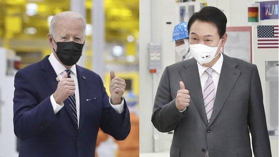 윤석열 대통령과 조 바이든 미국 대통령이 20일 경기 평택 삼성전자 반도체 공장을 둘러보던 중 양손 엄지 손가락을 든 모습. 대통령실사진기자단. 뉴스1.