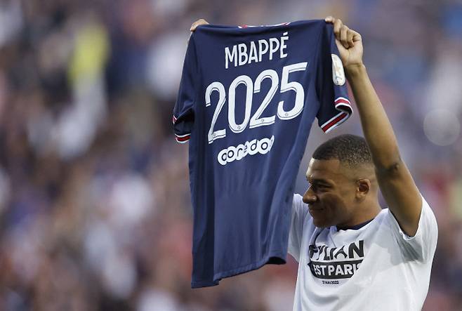 킬리안 음바페가 22일 파리 생제르망과의 3년 계약 연장을 뜻하는 ‘2025’가 새겨진 유니폼을 들어보이고 있다. 파리 | AP연합뉴스