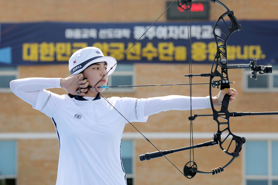 Kim Yun-hee shoots during the women's individual compound gold medal match against Andrea Munoz of Spain on Saturday. Kim beat Munoz 141-137 to win gold. [NEWS1]