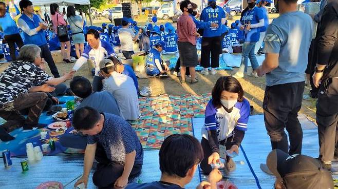 지지 호소하는 남윤자 양승조 도지사 후보 부인.