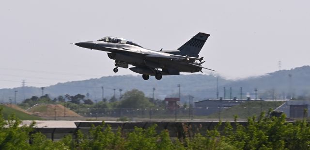 한·미연합항공훈련이 실시된 지난 9일 경기도 평택시 주한미공군 오산기지에서 F-16 전투기가 착륙하고 있다. 뉴시스