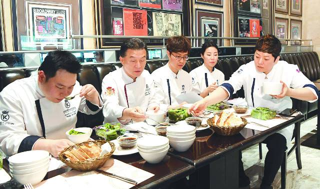 켄싱턴호텔 소속 셰프들이 18일 서울 영등포구 켄싱턴호텔 여의도 1층 브로드웨이에서 발사믹 드레싱 5개 브랜드 제품을 블라인드 테스트하고 있다. 왼쪽부터 오영준 팀장, 김순기 상무, 정별 이소진 김동남 셰프. 권현구 기자