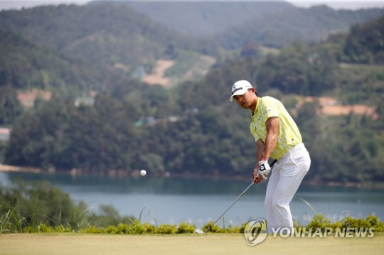 박은신이 22일 경상남도 거제시 드비치골프클럽에서 열린 제12회 데상트코리아 먼싱웨어 매치플레이 순위 결정전 2번홀에서 어프로치 샷하고 있다. 
[KPGA 제공]