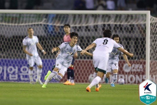 골 넣고 좋아하는 전북 선수들[한국프로축구연맹 제공]