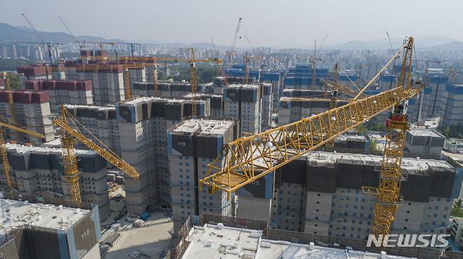 [서울=뉴시스] 권창회 기자 = 국내 최대 재건축단지 서울 강동구 둔촌주공 시공사업단이 타워크레인 해체를 시작했다. 시공단(현대건설·HDC현대산업개발·대우건설·롯데건설)은 당초 계획대로 오는 7월까지 현장 내부의 타워크레인을 모두 철거한다는 계획이다. 사진은 17일 오후 서울 강동구 둔촌주공 재건축 현장에서 멈춰버린 크레인 모습. 2022.05.17. kch0523@newsis.com