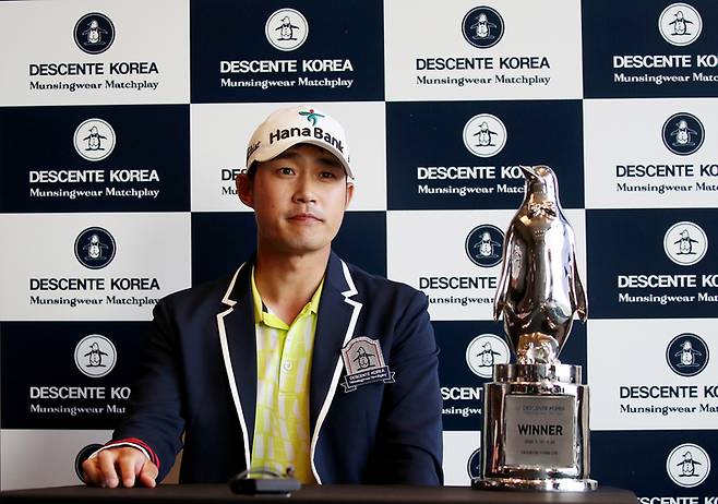 [서울=뉴시스] 백동현 기자 = 22일 경남 거제시 드비치골프클럽에서 열린 제12회 데상트코리아 먼싱웨어 매치플레이 우승자 박은신이 인터뷰하고 있다. (사진=KPGA 제공) 2022.05.22. photo@newsis.com *재판매 및 DB 금지