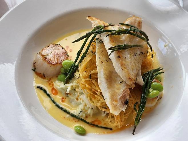 파울스 와인즈 가리비와 바라문디