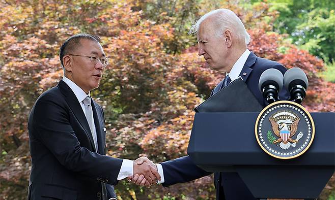 조 바이든 미국 대통령이 22일 서울 용산구 그랜드 하얏트 호텔에서 정의선 현대차그룹 회장과 면담하며 악수하고 있다. 연합뉴스