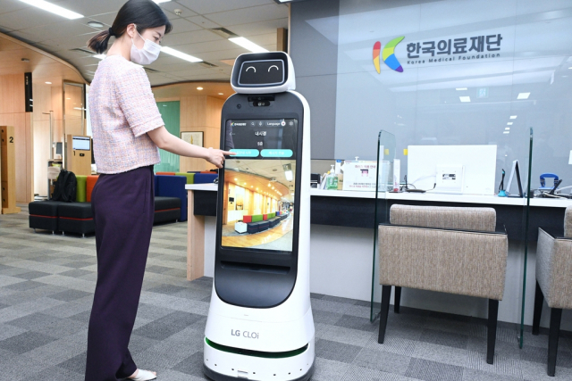 서울 여의도 한국의료재단 종합검진센터에서 LG전자의 ‘LG 클로이 가이드봇’이 활동하고 있다. 사진제공=LG전자
