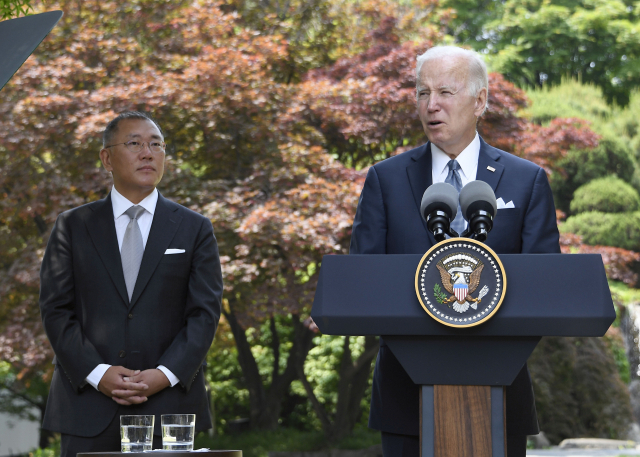 정의선(왼쪽) 현대자동차그룹 회장과 조 바이든 미국 대통령이 22일 오전 서울 그랜드하얏트호텔에서 환담한 뒤 공동 발표회를 열고 있다. 이날 현대차그룹은 미국에 2025년까지 50억 달러를 추가 투자한다는 계획을 발표했다. 사진 제공=현대차그룹
