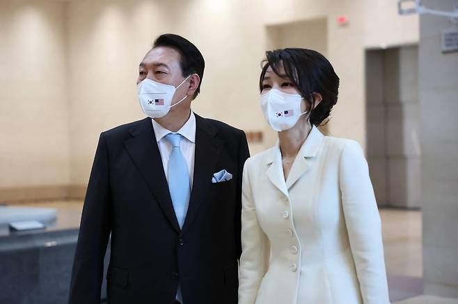 윤석열 대통령과 김건희 여사가 21일 저녁 공식 만찬이 열리는 국립중앙박물관에서 조 바이든 미국 대통령을 영접하기 위해 기다리고 있다. [대통령실 관계자 제공]