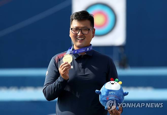 김우진 '내가 금메달리스트' (광주=연합뉴스) 조남수 기자 = 22일 광주여자대학교에서 열린 2022현대양궁월드컵 리커브 남자 개인전 시상식에서 김우진이 금메달을 목에 걸고 기뻐하고 있다. 2022.5.22 iso64@yna.co.kr