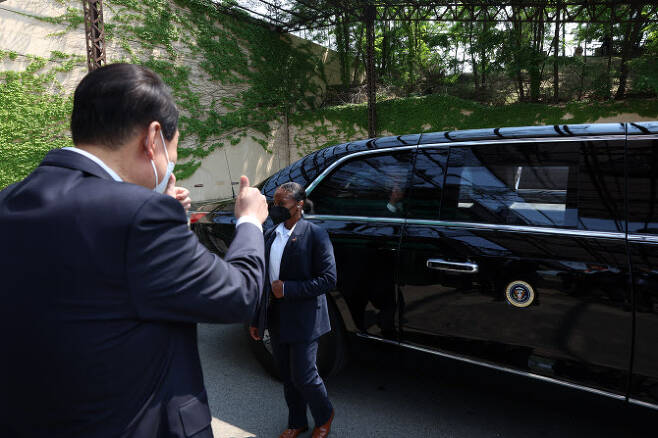 윤석열 대통령이 22일 오후 오산 미 공군기지에서 방한 일정을 마치고 일본으로 향하는 조 바이든 미국 대통령을 배웅하고 있다.   (사진=연합뉴스)