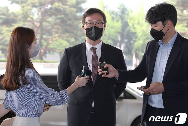 송경호 신임 서울중앙지검장이 23일 오전 서울 서초구 서초동 서울중앙지방검찰청으로 출근하며 취재진의 질문에 답하고 있다. 2022.5.23/뉴스1 © News1 이광호 기자