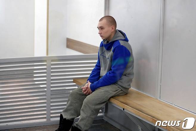 우크라이나에서 23일(현지시간) 진행된 첫 전범 판결에서 종신형을 선고 받은 바딤 시시마린. © 로이터=뉴스1 © News1 원태성 기자