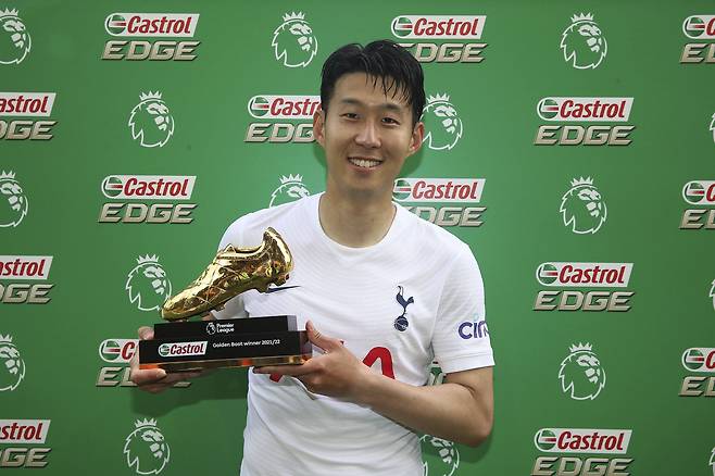 손흥민이 23일 잉글랜드 프로축구 프리미어리그 최종전을 마친 후 리그 득점왕 트로피(골든 부트)를 들고 웃는 모습./AP 연합뉴스