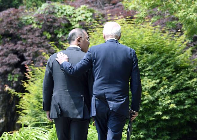 조 바이든 미국 대통령과 정의선 현대차그룹 회장이 바이든 대통령의 방한 마지막 날인 22일 그랜드하얏트서울 호텔에서 만나 20분간 얘기를 나눴다. /뉴시스