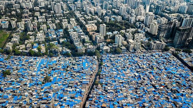 고층건물이 즐비한 시내 중심가와 판자촌이 대조를 이룬 인도 뭄바이 시내 풍경. /트위터 캡처