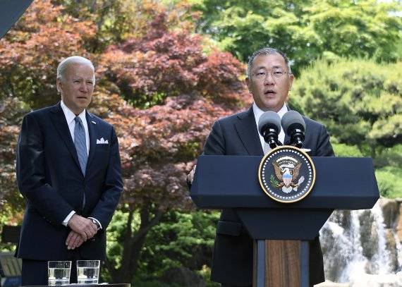 정의선 현대자동차그룹 회장과 조 바이든 미국 대통령이 22일 오전 그랜드 하얏트 서울 호텔에서 환담을 가진 후 국내외 언론을 대상으로 스피치를 했다. -정의선 현대차그룹 회장이 조 바이든 미국 대통령이 지켜보는 가운데 스피치를 하고 있다. / 사진 - 현대자동차 그룹 제공