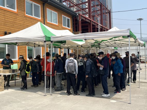 23일 서울 동대문구에 위치한 밥퍼나눔운동본부에서 방문객들이 무료 배식을 기다리고 있다. 사진=임수빈 수습기자