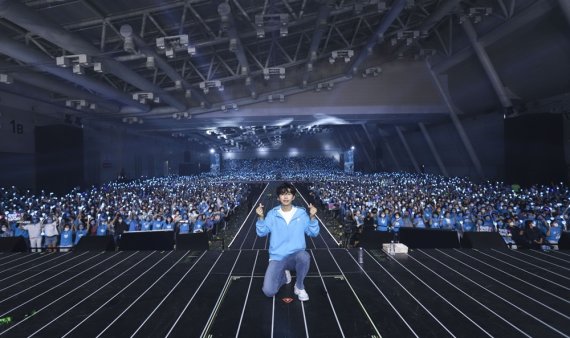 Singer Lim Young-woong has been dyed with a Yangsan changewon sky blue wave.According to the fish music of Lim Young-woong agency on the 23rd today, Lim Young-woong met 20,000 fans with the national tour concert Im hero (IM HERO) at Changwon Station Convention Center from the 20th to the 22nd.At the Im hero Changwon station, enthusiastic applause and turbulence from the fandom Hero Age followed: Singer and fans were breathing throughout the stage.Concert talk with fans who met for a long time also continued.Following the last Concert site, Goyang, various field events and photo zones were also organized at the Changwon Station Concert.On the other hand, Im hero will be held at 7:30 pm on June 10, 6:00 pm on November 11, and 5:00 pm on December 12.