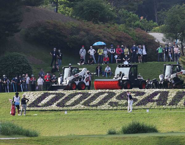 2022년 한국여자프로골프(KLPGA) 투어 두산 매치플레이 챔피언십에서 우승을 차지한 홍정민, 준우승한 이예원 프로가 결승전 16번홀에서 경기하는 모습이다. 사진제공=KLPGA