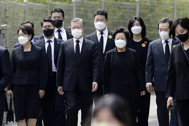 문재인 전 대통령 부부와 노무현 전 대통령의 부인 권양숙 여사가 23일 오후 경남 김해시 진영읍 봉하마을에서 노무현 전 대통령 13주기 추도식장으로 이동하고 있다. 김해/김명진 기자 littleprince@hani.co.kr