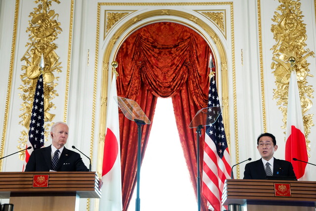 바이든 미국 대통령과 기시다 일본 총리가 23일 도쿄에서 미일 정상회담을 한 뒤 기자회견을 하고 있다. 도쿄/로이터 연합뉴스