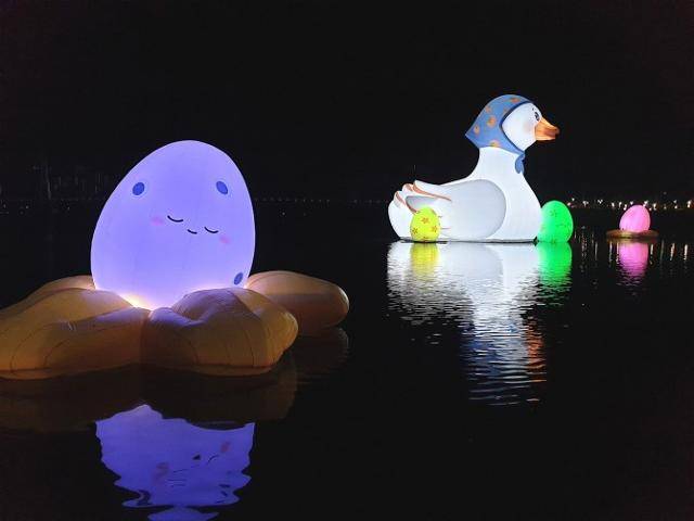 경북 상주시가 경천섬 일대 낙동강 수상에 설치한 대형 오리와 오리알의 조형물이 전시돼 있다. 상주시 제공