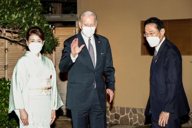 23일 저녁 미일 정상의 만찬 장소인 도쿄의 연회시설 '핫포엔'에서 기시다 후미오(맨 오른쪽) 일본 총리와 유코부인이 조 바이든(가운데) 미 대통령을 맞이하고 있다. 도쿄=로이터 연합뉴스