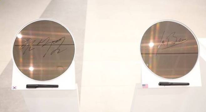 윤석열 대통령과 조 바이든 미국 대통령이 각각 서명한 3나노 웨이퍼의 모습. 출처= 대통령실사진기자단