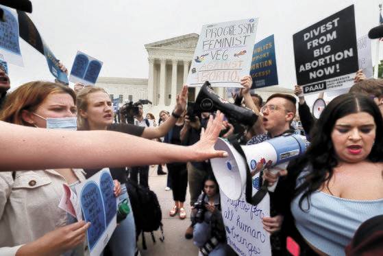 낙태권 관련 판결문 초안이 유출된 뒤 대법원 앞에서 낙태 찬반론자들이 시위를 벌이고 있다. [로이터=연합뉴스]
