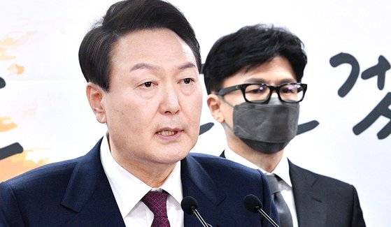 윤석열 대통령과 한동훈 법무부 장관. 윤 대통령은 검사 시절 술을 거의 마시지 않고 업무에 매진한 한 장관의 치밀한 일 처리 솜씨를 높게 평가하며 깊은 신뢰를 쌓았다고 한다. [대통령직인수위사진기자단]