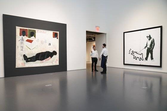 2022 소더바 뉴욕 전시장 전경. 오른쪽에 보이는 뱅크시 작품은 출품됐다가 철회됐다. [사진 연합뉴스]