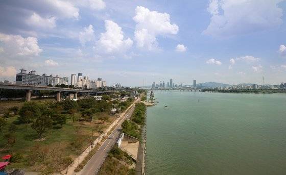 폭염이 기승을 부린 지난 2018년 8월15일 서울 한강 성산대교 북단에 녹조현상이 나타나고 있다. [뉴스1]