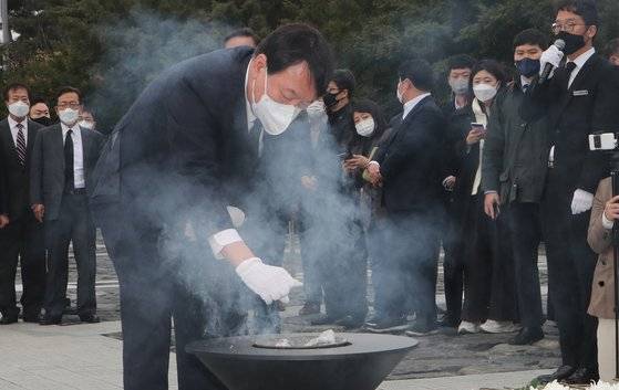 지난해 11월 11일 당시 윤석열 국민의힘 대선 후보가 경남 김해시 봉하마을을 방문해 고 노무현 전 대통령 묘소에서 헌화하고 있다. 송봉근 기자