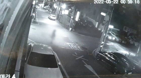 지난 21일 서울 강남구 역삼동의 한 공원에서 ‘묻지마 흉기 난동’을 부린 30대 여성이 경찰에 붙잡혔다. [TV조선 뉴스 캡처]