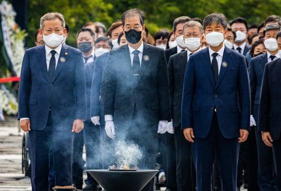 한덕수 국무총리(가운데)와 이상민 행정안전부 장관(왼쪽), 이진복 대통령비서실 정무수석이 23일 경남 김해 봉하마을에서 열린 고 노무현 전 대통령 서거 13주기 추도식을 마친 후 묘역을 찾아 분향하고 있다. 뉴스1