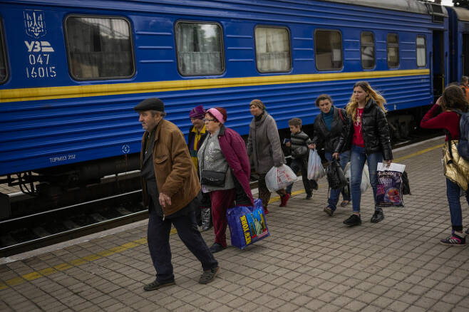 떠날 수밖에 우크라이나 동부 도네츠크주의 포크로우스크에서 22일(현지시간) 러시아의 공격을 피해 주민들이 피란 열차를 타고 있다. 포크로우스크는 돈바스 공세를 강화하고 있는 러시아군의 집중 포격을 받고 있다. 포크로우스크 | AP연합뉴스